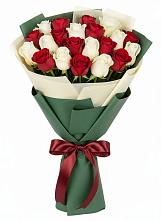 Букет Микс из красных и белых роз в Акбулаке